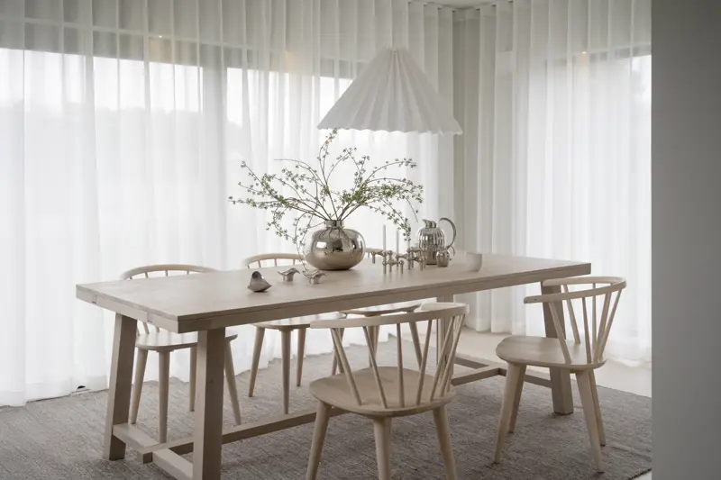 Rowico Carmen – Borðstofustóll (hvíttaður viður) - Image 4