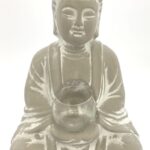 Kertastjaki Búdda sitjandi (12x15x31cm - Cemert grey)