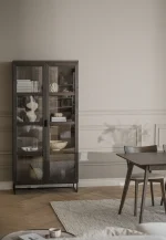 Rowico – Everett skápur brún eik/black/glass - Image 3