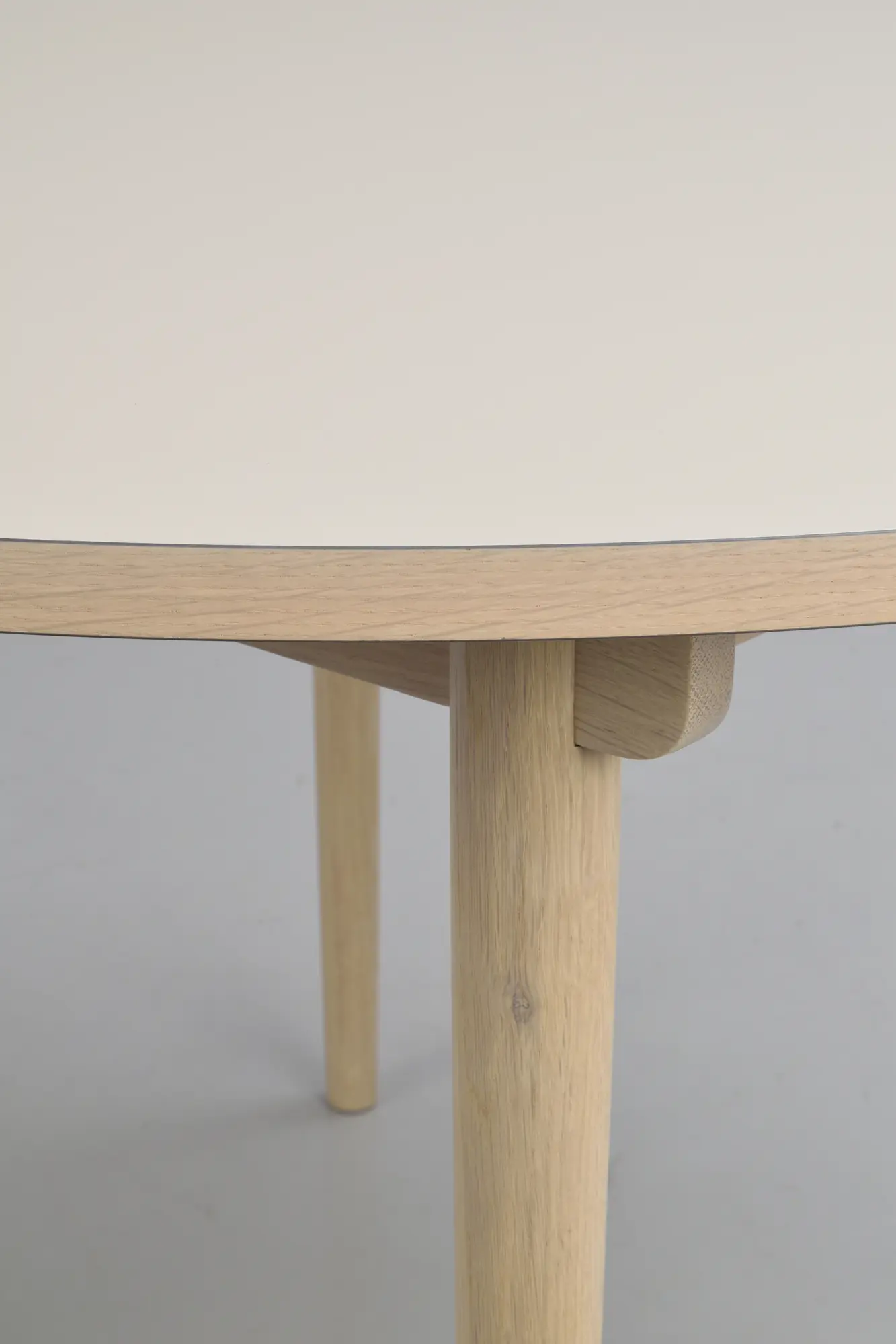 Rowico – Fairmont borðstofuborð Ø120 beige/hvíttuð eik - Image 2