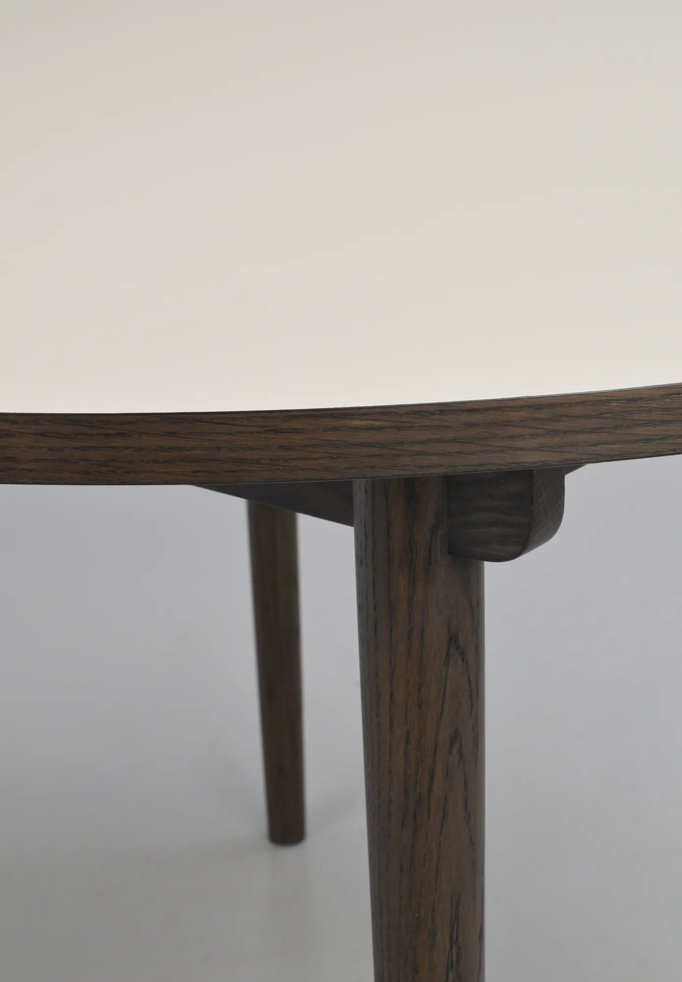 Rowico – Fairmont borð Ø120 beige/brún eik - Image 2