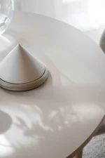 Rowico – Fairmont borðstofuborð Ø120 beige/hvíttuð eik - Image 4